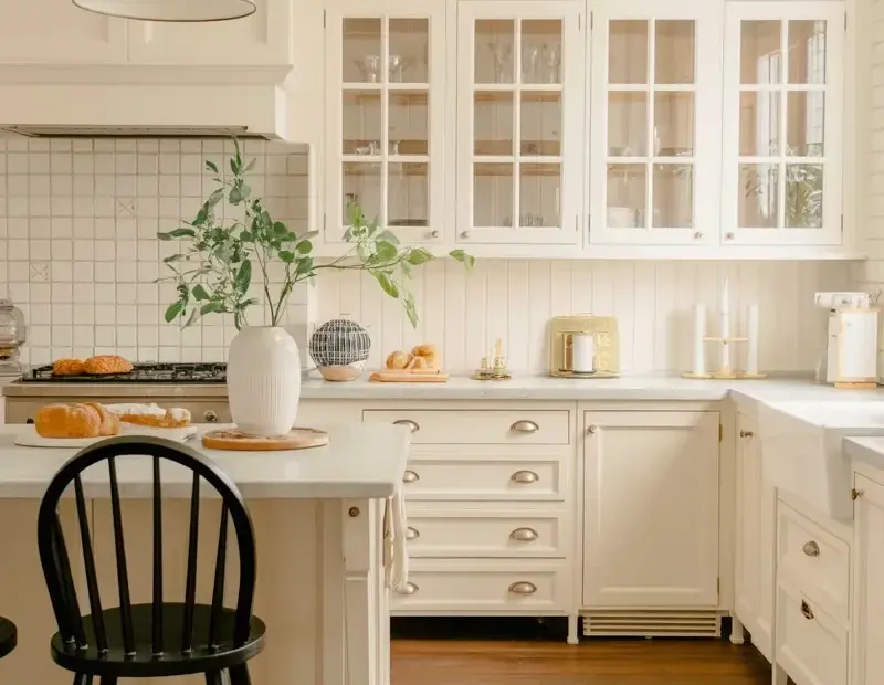 Kitchen Ideas on a Budget | White Shaker Cabinets + Cozy Vintage Rug Style